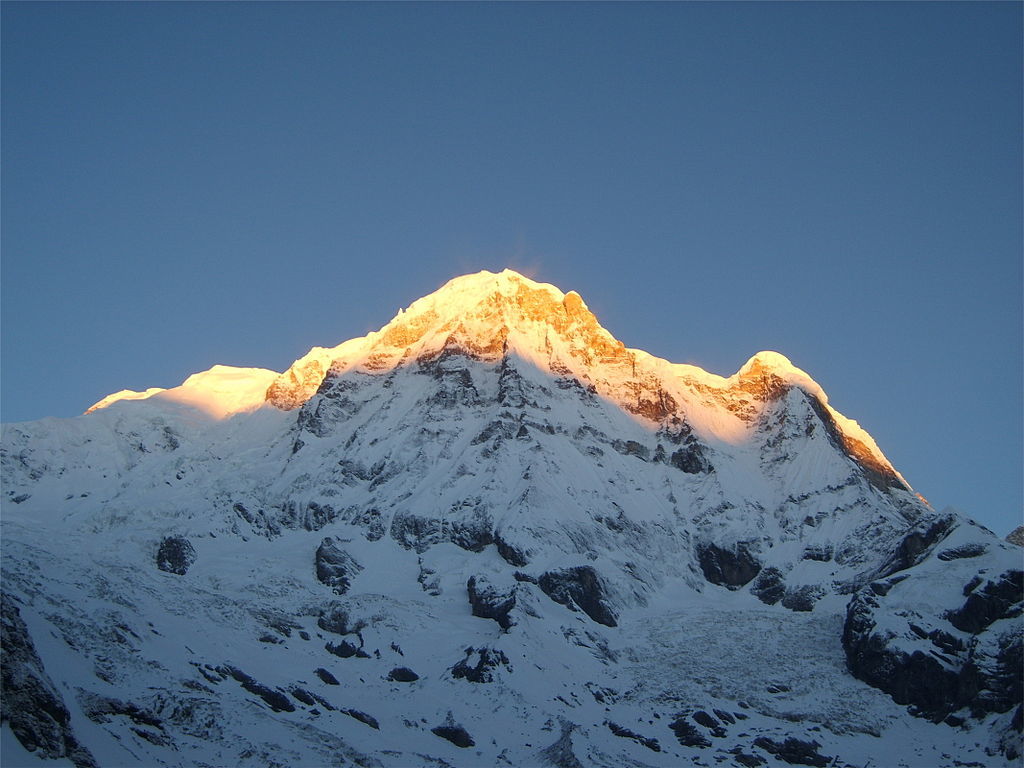 Đỉnh núi Kanchenjunga nằm trên biên giới Nepal và bang Sikkim của Ấn Độ. 