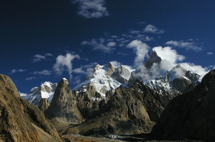 Đỉnh núi Nanga Parbat cao 8.126 m, nằm ở sườn tây dãy Himalaya