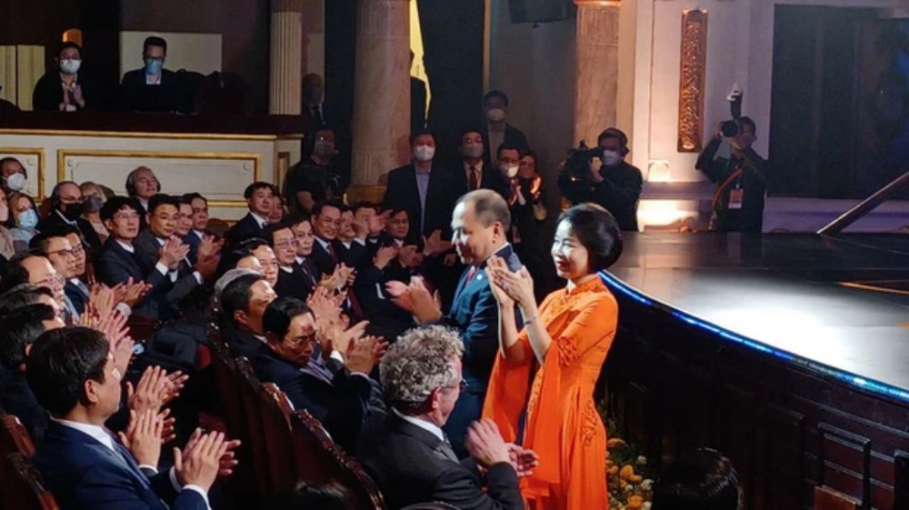 Bà Phạm Thu Hương tại lễ trao giải thưởng khoa học công nghệ toàn cầu VinFuture. Đây là lần đầu tiên bà Hương xuất hiện trước công chúng.
