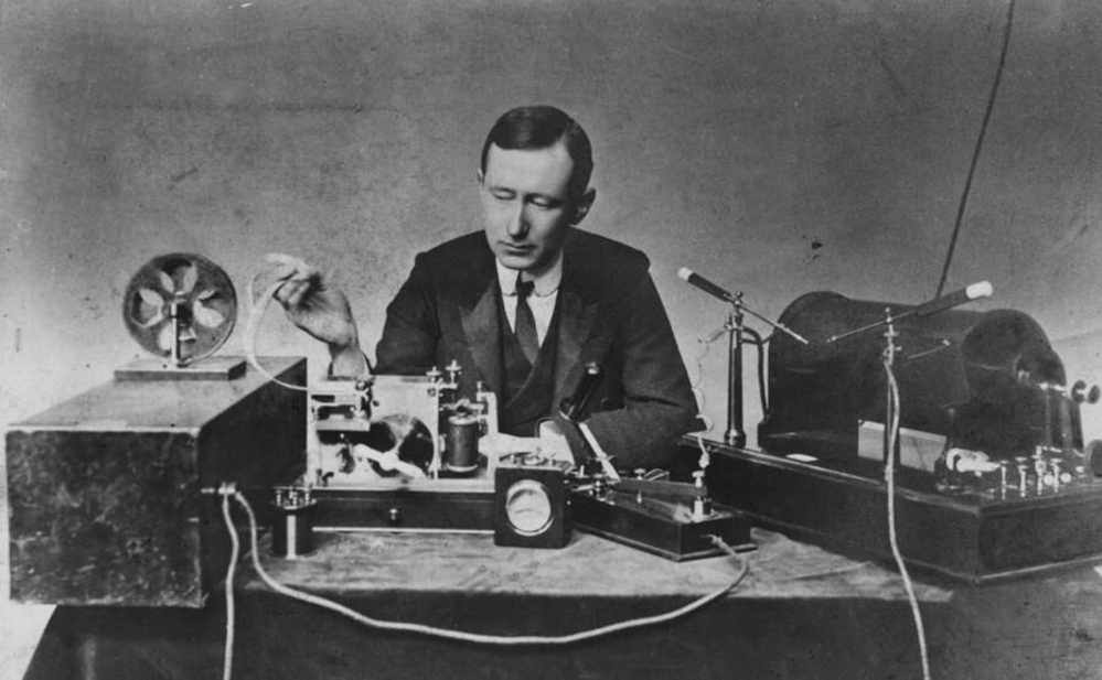 Guglielmo Marconi (trong ảnh) được ghi nhận là người đã phát minh ra máy điện báo vô tuyến, nhưng trên thực tế, phát minh này sử dụng công nghệ của Nikola Tesla