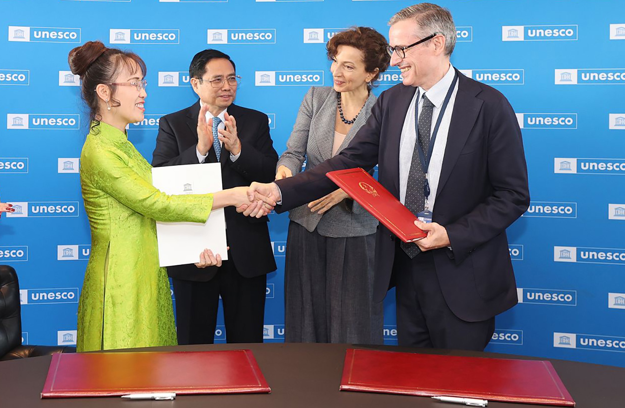 Bà Nguyễn Thị Phương Thảo, Chủ tịch kiêm Tổng giám đốc Sovico ký kết thỏa thuận hợp tác với UNESCO trước sự chứng kiến của Thủ tướng Phạm Minh Chính và Tổng giám đốc UNESCO