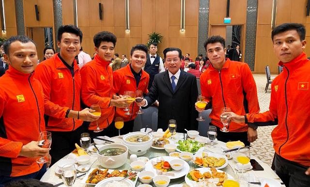 Cuộc gặp gỡ giữa ông Lê Văn Kiểm với đội bóng quốc gia