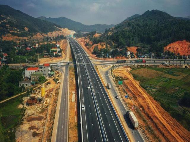 Cao tốc Bến Lức-Long Thành là tuyến đường quan trọng kết nối giao thông, tạo điều kiện phát triển vùng kinh tế TPHCM và các tỉnh lân cận