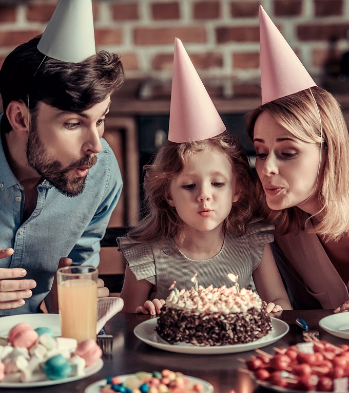 Những chiếc nến màu vàng nhạt được cắm ở xung quanh chiếc bánh đến khi ánh sáng màu vàng phủ lên phía trên chiếc bánh là tượng trưng cho hình ảnh mặt trăng tròn với những nghi lễ tôn nghiêm