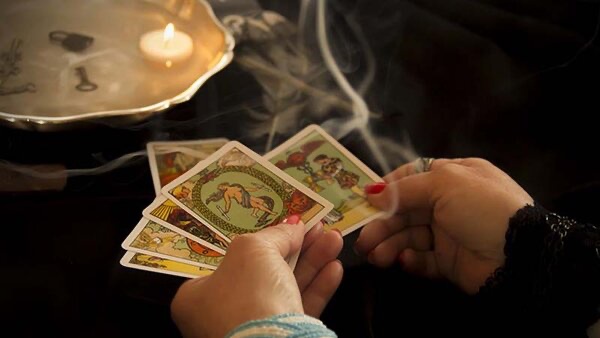 Bói Bài Tarot Tình Yêu & Ý Nghĩa Đằng Sau Những Lá Bài
