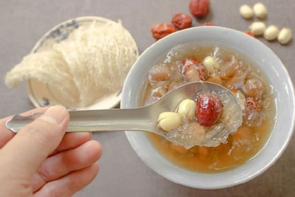 Cách chưng yến táo đỏ cho bé 7-8 tháng tuổi