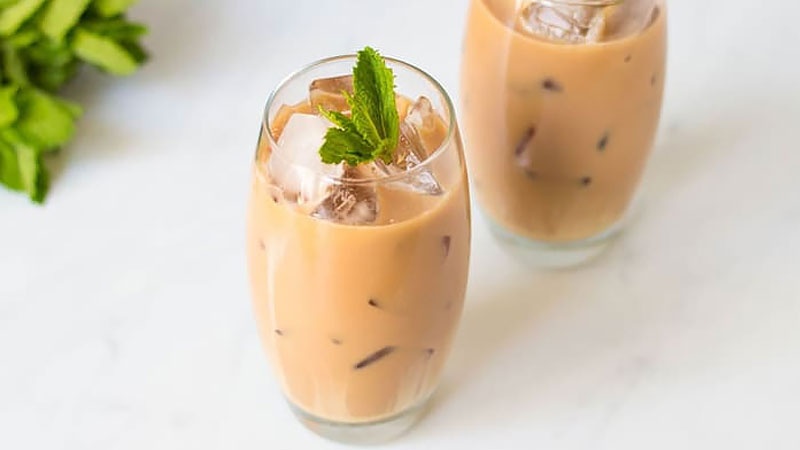 Thưởng thức trà sữa thái đỏ