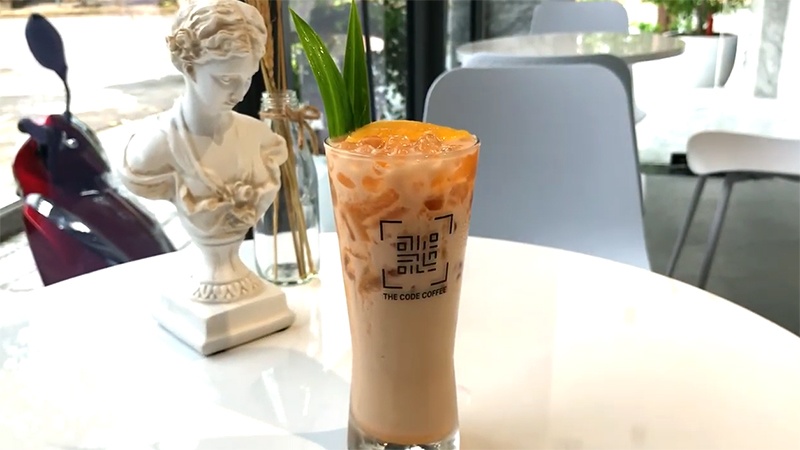 Ly trà sữa đào thơm ngon, mát lạnh