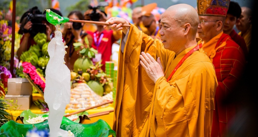 Nghi lễ tắm Phật - một hoạt động trong lễ Phật đản.