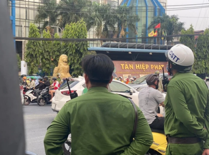 Cảnh sát phong toả trụ sở Tân Hiệp Phát, thực hiện lệnh khám xét và bắt giữ 3 cha con ông Trần Quí Thanh, chiều 10/4.