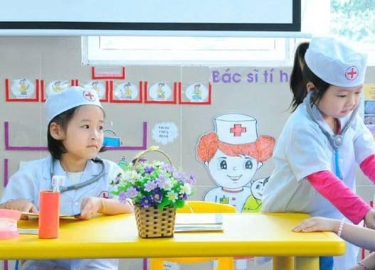 Hình ảnh "Em làm bác sĩ" khám bệnh cho bạn bè