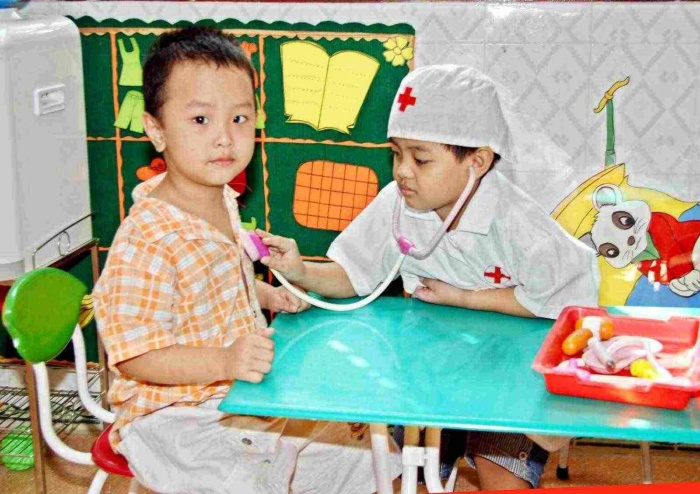 Hình ảnh "Em làm bác sĩ" khám chữa bệnh