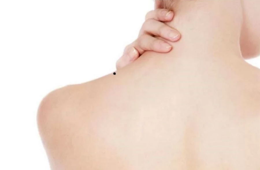 Nốt ruồi ở phần tiếp giáp giữa cổ và vai là người tài hoa xuất chúng