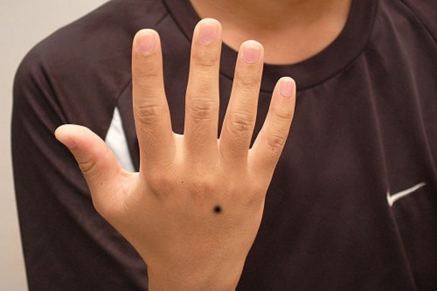 GameNhanh.Com - Xem tướng nốt ruồi trên mu bàn tay trái, phải của Nam & Nữ chính xác 3