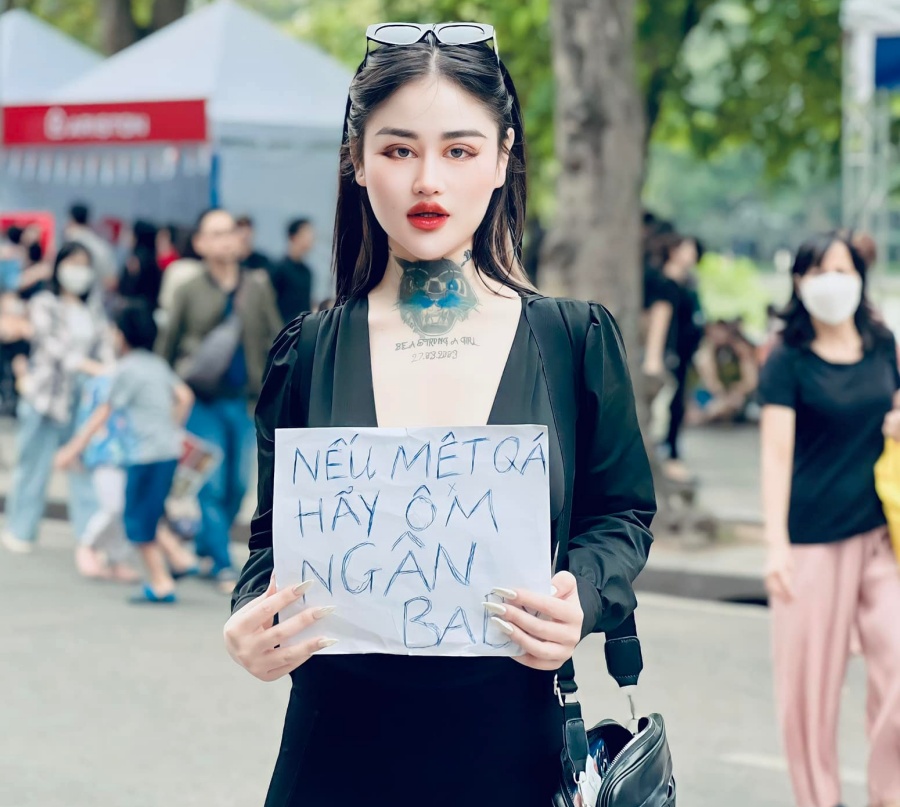 Hình ảnh Ngân Baby thực hiện thử thách trên phố