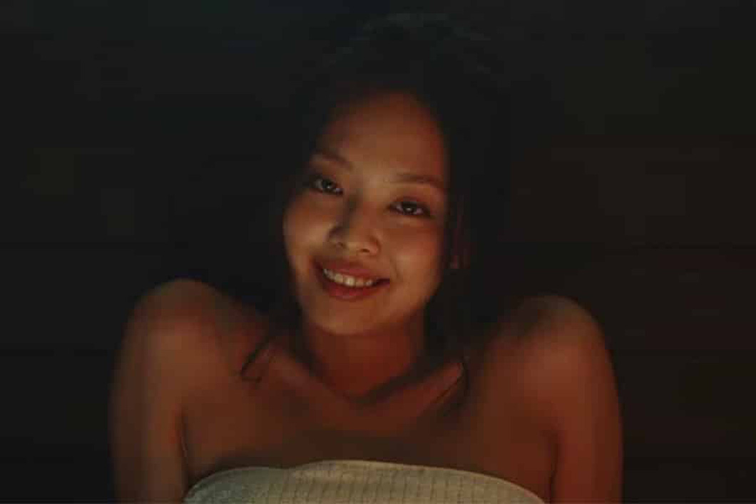 Jennie và nụ cười ma mị trong The Idol - Ảnh: IMDB