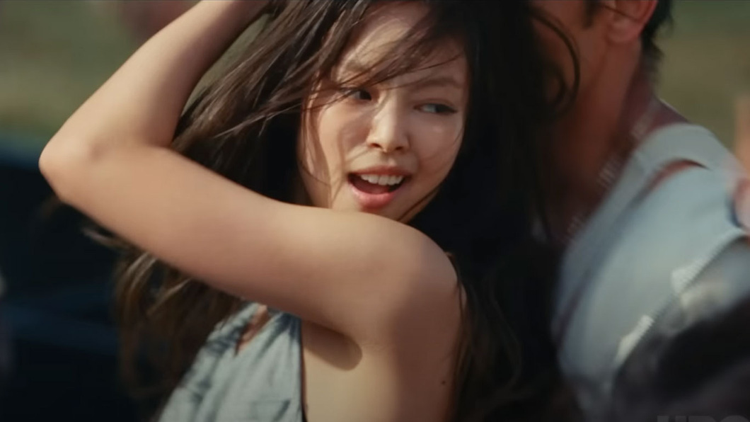Jennie diễn khá cuốn hút trong cảnh phim The Idol