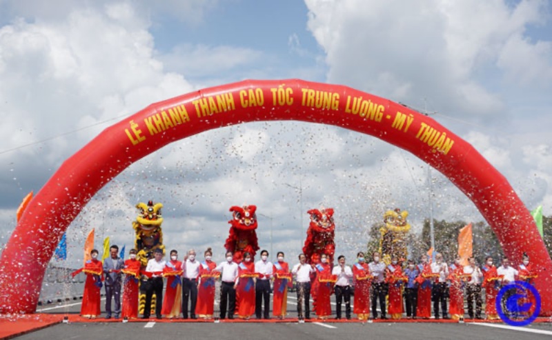 Đại biểu thực hiện nghi thức cắt băng khánh thành dự án cao tốc Trung Lương - Mỹ Thuận.