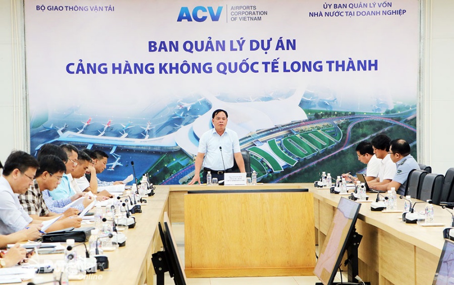Phó Chủ tịch UBND tỉnh Võ Tấn Đức phát biểu tại buổi làm việc về dự án Sân bay Long Thành giai đoạn 1 với các đơn vị liên quan.