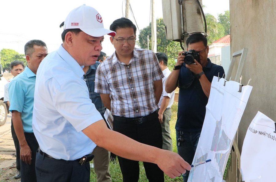 Phó Chủ tịch UBND tỉnh Võ Tấn Đức khảo sát, kiểm tra công tác giải phóng mặt bằng 2 tuyến giao thông kết nối sân bay Long Thành.