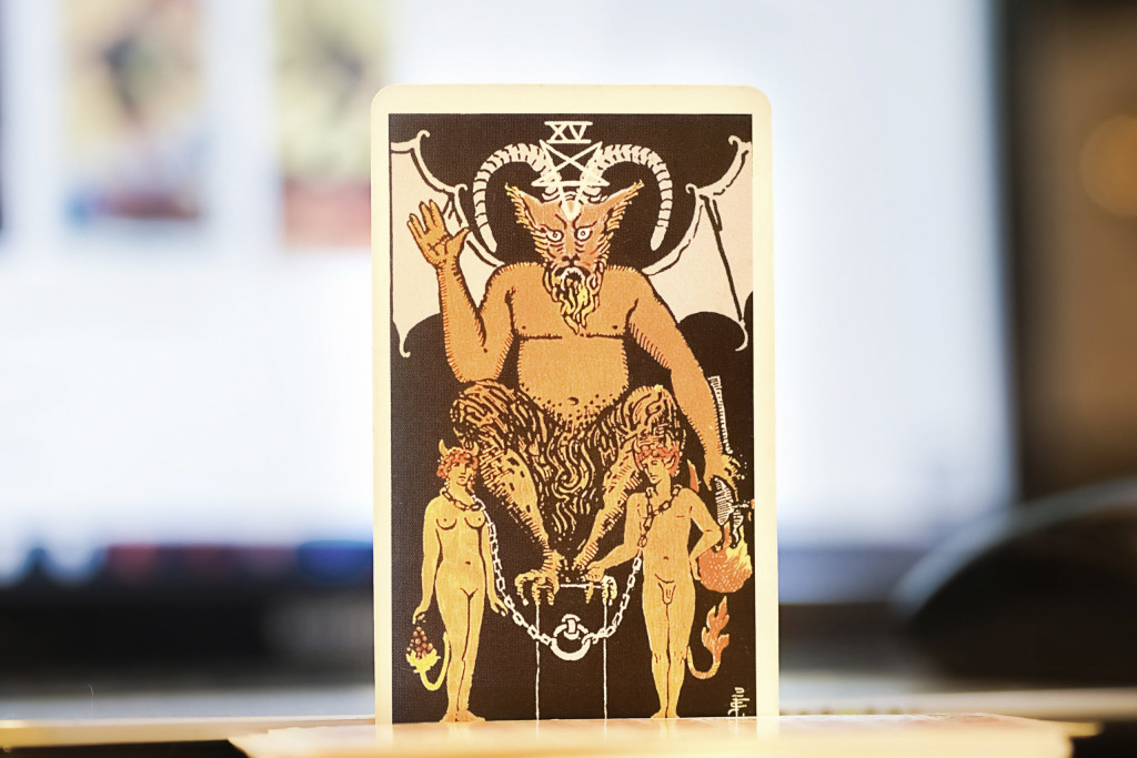 Lá bài The Devil cho thấy chủ thể đang có mối quan hệ tình yêu mập mờ