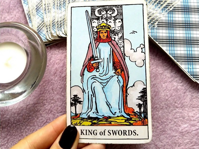 Lá bài King Of Swords cho thấy tình yêu sắp tới thu lại nhiều trái ngọt