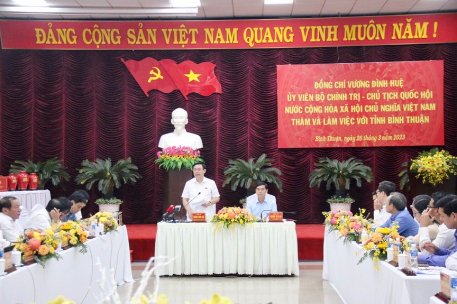 Chủ tịch Quốc hội tiến hành ghi nhận những kiến nghị của tỉnh Bình Thuận.