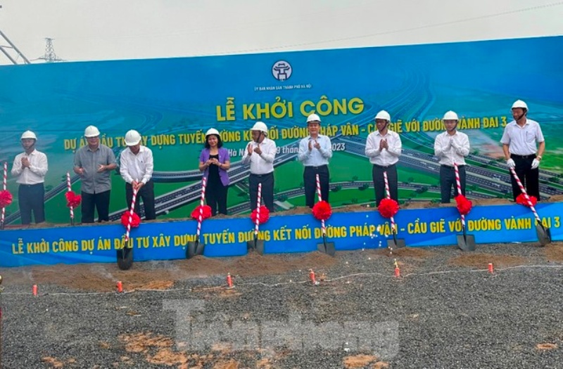 Lãnh đạo Thành ủy, UBND thành phố Hà Nội, Bộ GTVT, chủ đầu tư và đại diện của Sở ngành tham gia lễ khởi công dự án.
