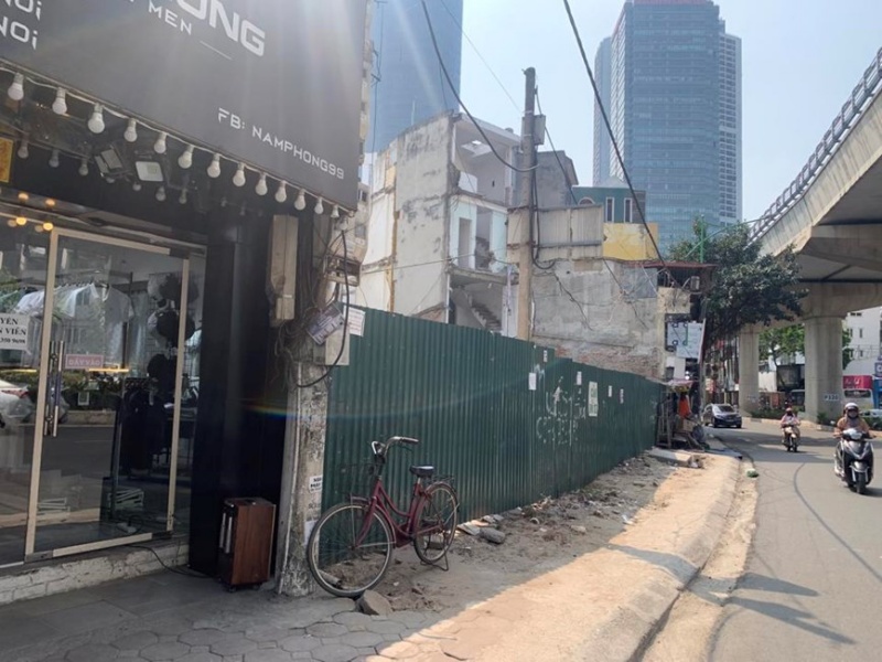 Tại điểm bắt đầu của dự án, nơi nối với đường Cầu Giấy, một hàng rào bằng tôn đã được dựng lên để ngăn chặn việc vi phạm bỏ rác thải trái quy định.