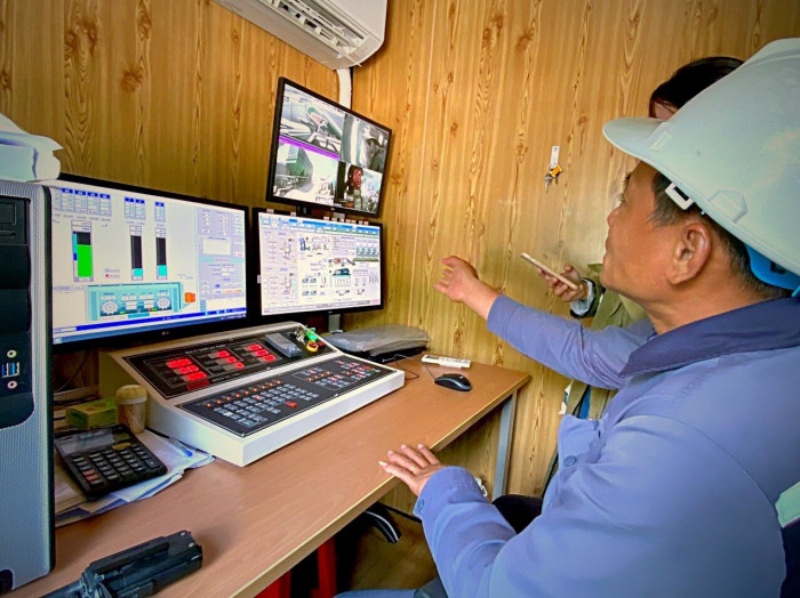 Kỹ sư Hoàng Xuân Học đang tiến hành quản lý và điều khiển trạm trộn bê tông tại phòng điều khiển.