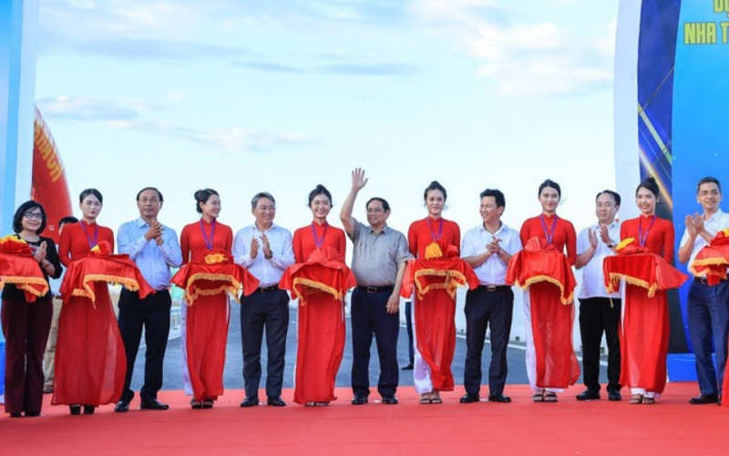 Thủ tướng Phạm Minh Chính cùng các đại biểu đã tiến hành lễ cắt băng khánh thành hai tuyến cao tốc Vĩnh Hảo - Phan Thiết và Nha Trang - Cam Lâm.