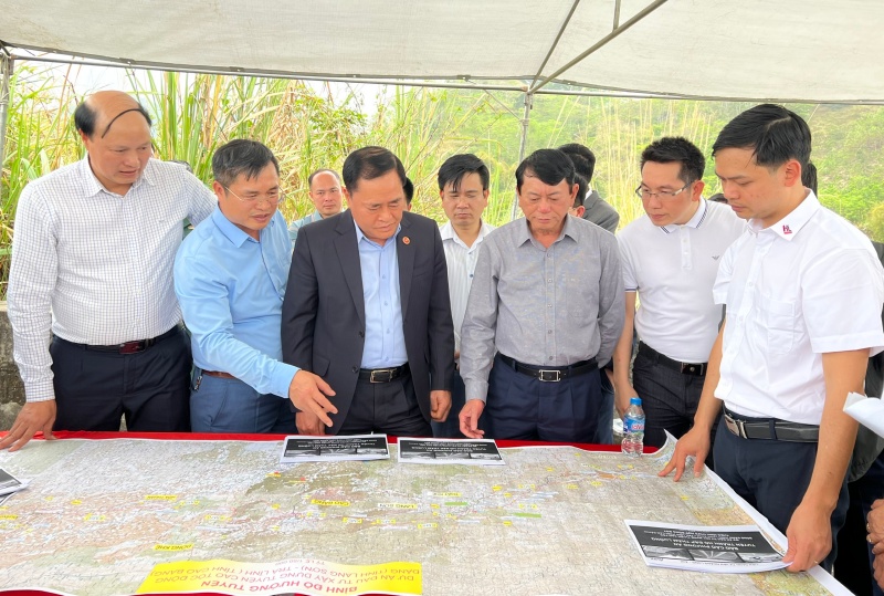 Hình ảnh đoàn khảo sát thực địa tuyến cao tốc Đồng Đăng (Lạng Sơn) - Trà Lĩnh (Cao Bằng), đoạn qua địa phận huyện Tràng Định.