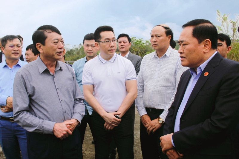 Chủ tịch UBND tỉnh Cao Bằng Hoàng Xuân Ánh cùng Chủ tịch UBND tỉnh Lạng Sơn, Hồ Tiến Thiệu bàn bạc về phương án thực hiện.