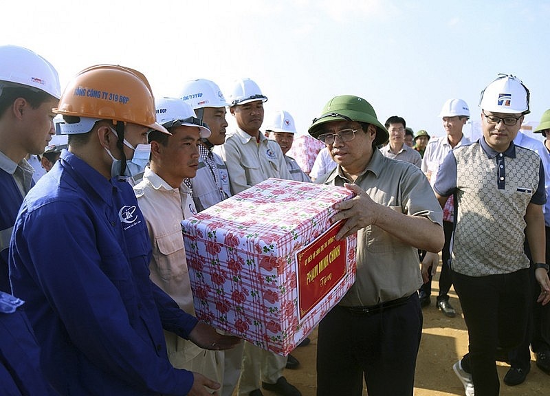 Thủ tướng Chính phủ Phạm Minh Chính đã trao quà động viên cho các kỹ sư và công nhân đang kiên trì làm việc trên công trường thi công.