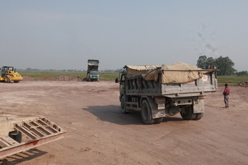 Công nhân đang làm việc chăm chỉ trên công trường.
