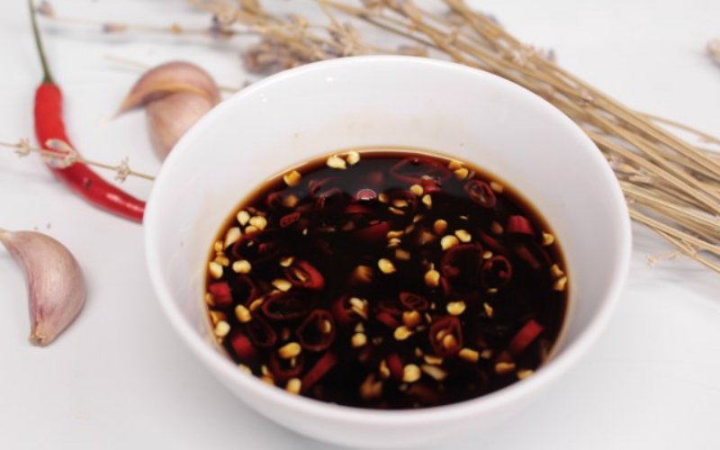 Cách làm nước chấm gà luộc với tỏi tăm