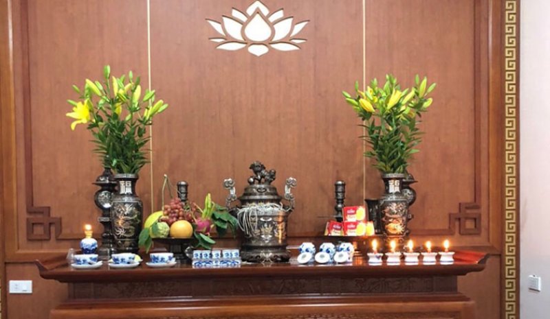 Có nên để cây sống đời trên bàn thờ không