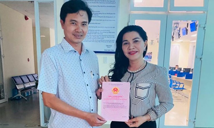 Đại diện tỉnh Đồng Nai bàn giao giấy chứng nhận quyền sử dụng đất khu đất 49,8 ha tại Long Thành cho bà Đặng Thị Kim Oanh.