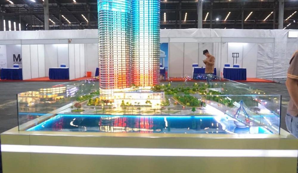 Khách hàng tham quan thực tế phối cảnh căn hộ New Century Bay Đà Nẵng