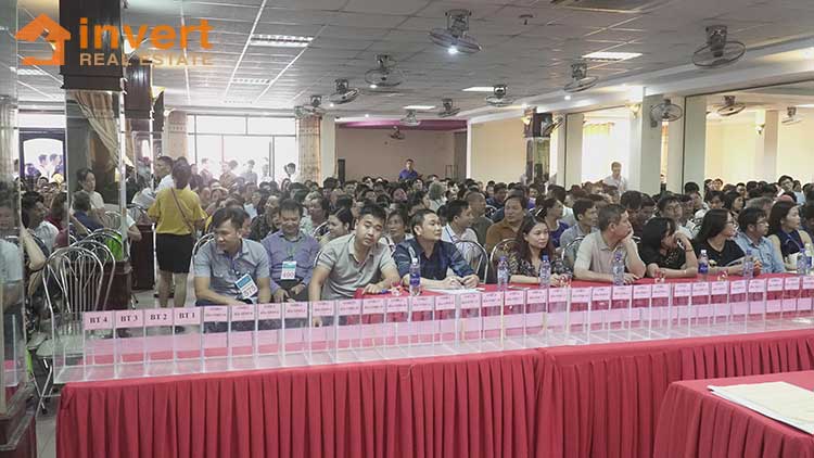Một cuộc đấu giá đất tại Đồng Hới ghi nhận sự tham gia của rất đông nhà đầu tư