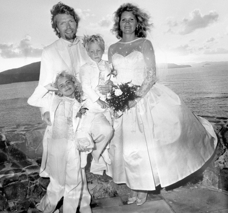 Richard Branson và vợ, Joan Templeman, cùng các con, Holly và Sam, sau đám cưới của họ trên đảo Necker thuộc vùng biển Caribbean.