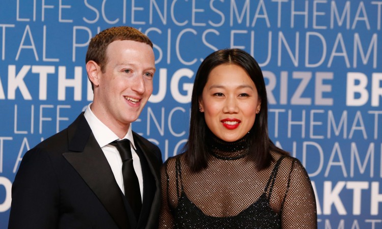 Zuckerberg và vợ Priscilla Chan 