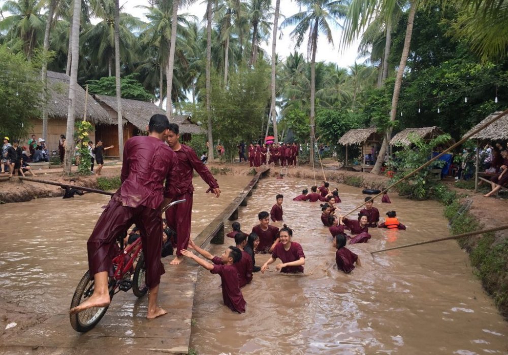 Quy khách tham gia trò chơi tại Khu du lịch Làng Bè