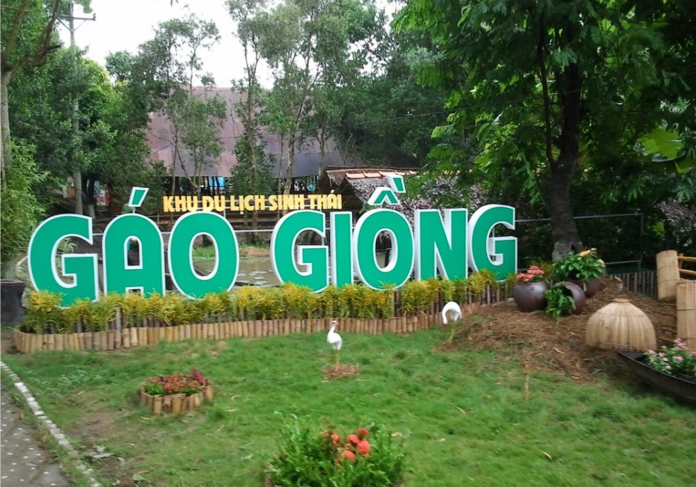 Cổng chào Khu du lịch sinh thái Gáo Giồng