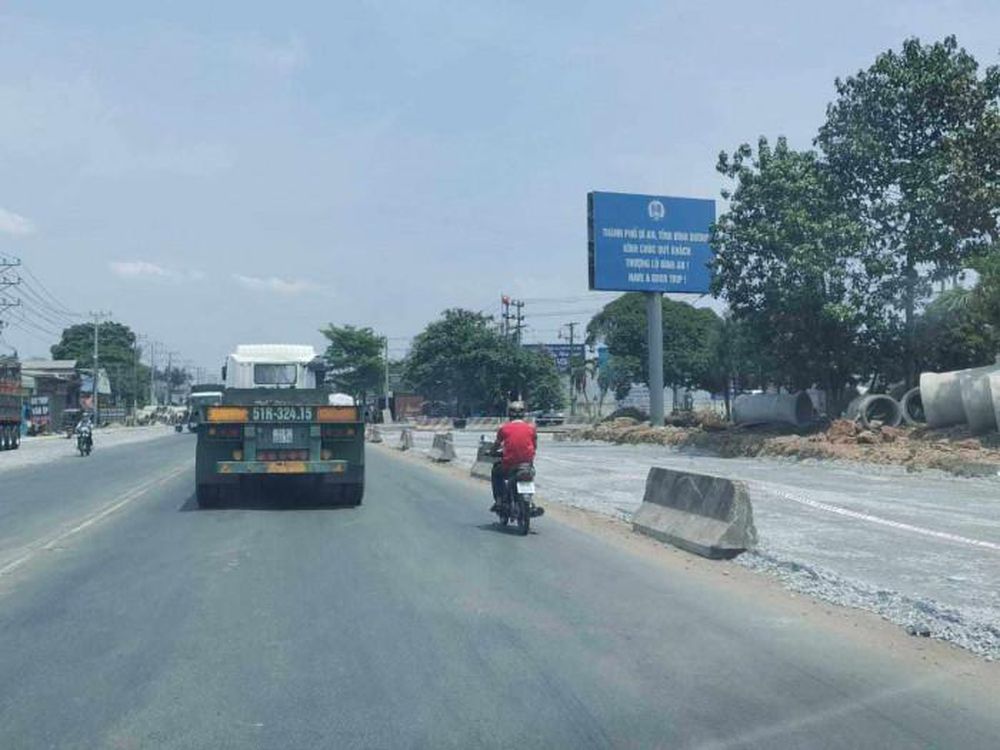 Tiến độ mở rộng tuyến đường DT743: cơ bản đã thi công xong mặt bằng, thảm nhựa