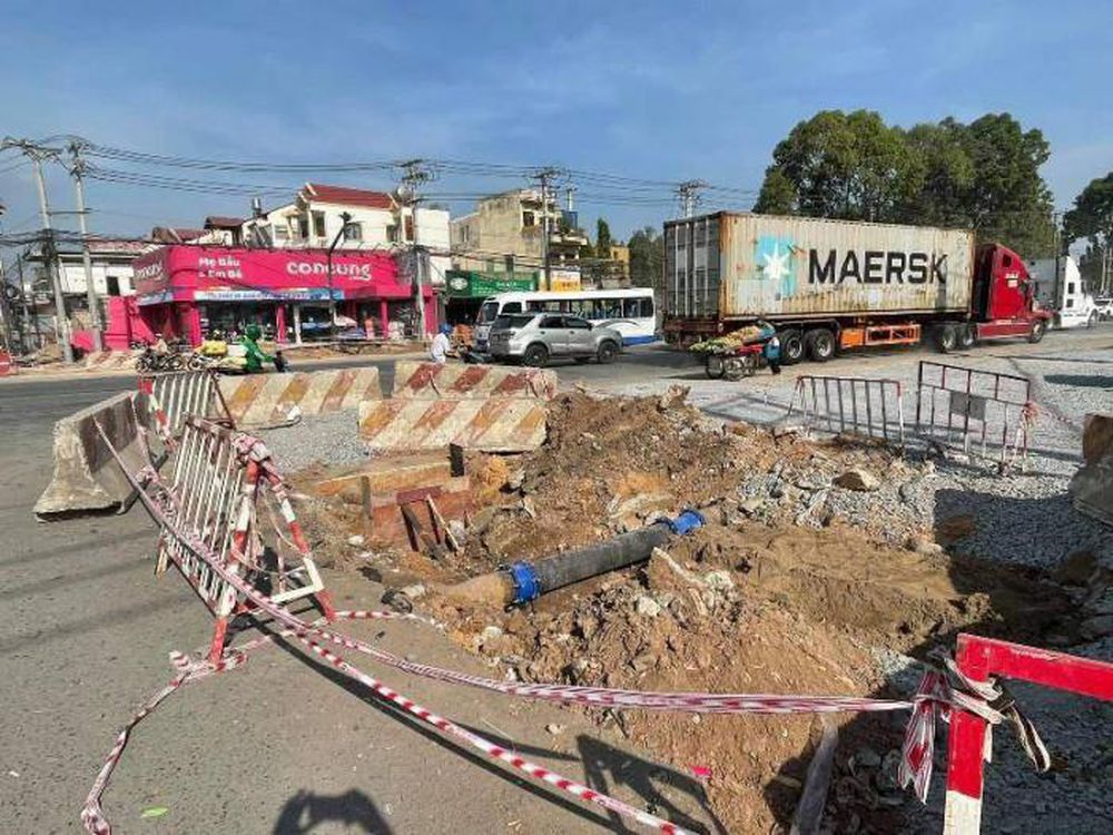 Ngay tại nút giao 550, công trình ngầm chưa thi công xong gây khó khăn cho phương tiện qua lại