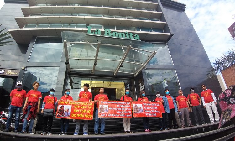 Trong thời gian qua, những người mua trùng căn hộ tại chung cư La Bonita từ Công ty Nam Thị rơi vào cảnh “tiền mất tật mang”, tiền đã nộp cho chủ đầu tư từ lâu nhưng căn hộ chờ mãi không thấy bàn giao.