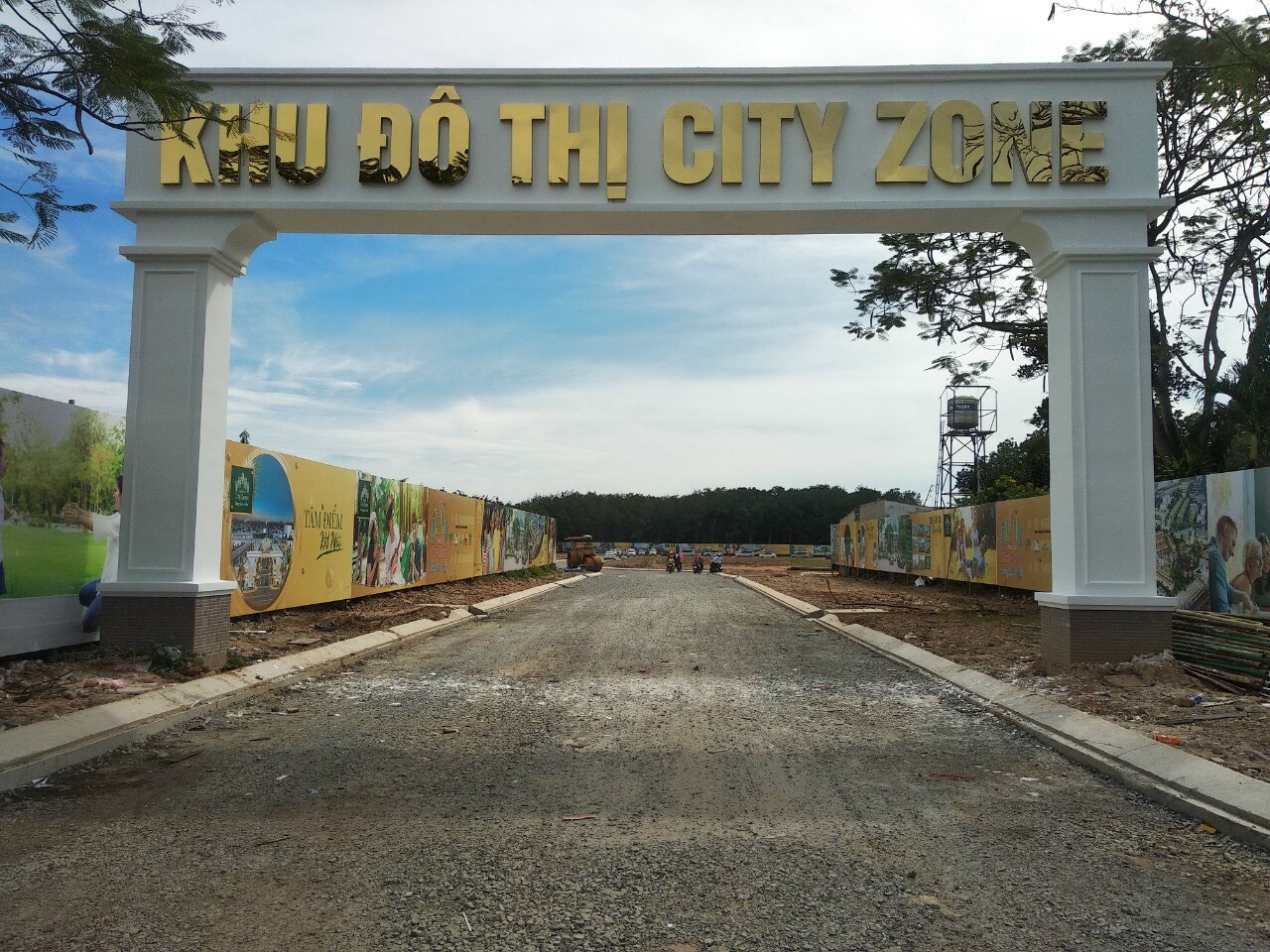 Cổng chính của dự án BenCat City Zone (Ảnh chụp vào ngày 29/11/2020)
