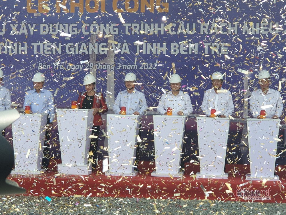 Các đại biểu bấm nút khởi công dự án cầu Rạch Miễu 2