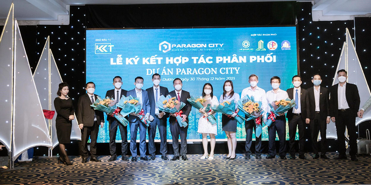 Sáng ngày 30-12-2021, Chủ đầu tư Kim Kim Trần đã tổ chức thành công lễ ký kết hợp tác phân phối và đào tạo dự án Paragon City (thị xã Tân Uyên, Bình Dương)